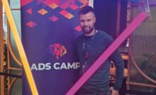 Unser Content Experte Sven vor einem Roll Up des Ads Camp 2024